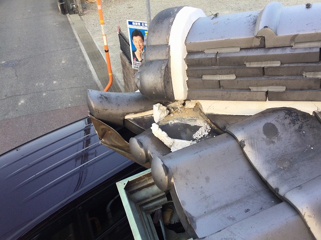 棟端部の損傷と補修材の露出