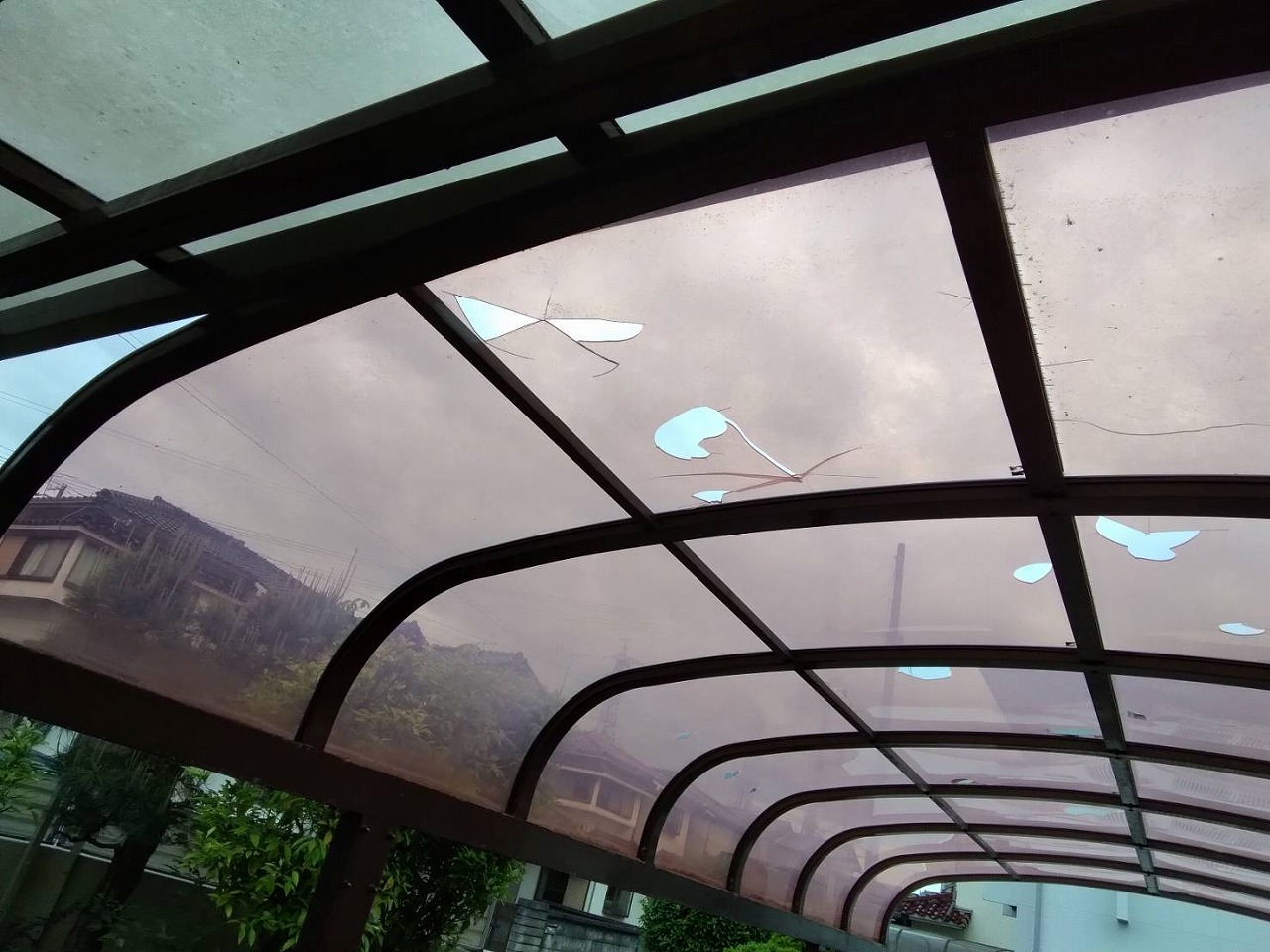 ポリカーボネート　雹(ひょう)穴開き