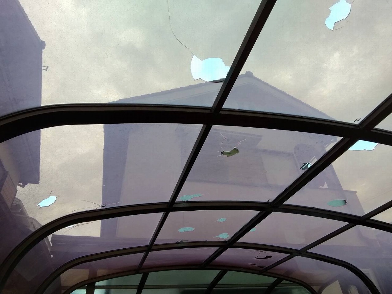 カーポート屋根　ポリカ破損