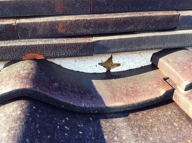 加古川市　棟積み替え（丸瓦一発仕上げ）　漆喰の割れ部分