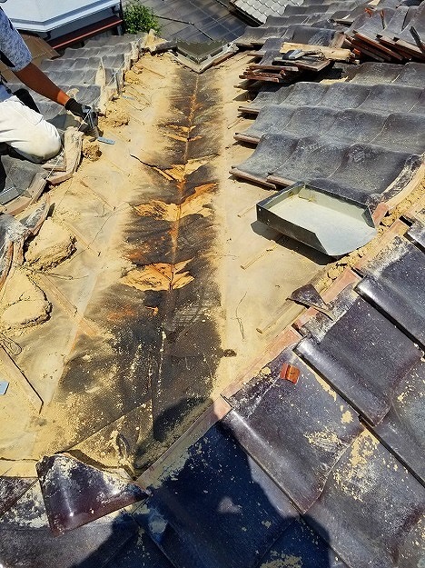 加古川市　屋根補修工事　瓦と土の撤去