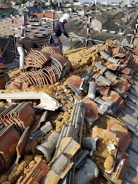 既存瓦の撤去と屋根上の整理