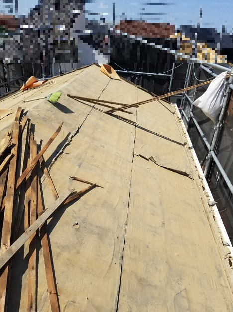 既存瓦の撤去と葺き土の清掃