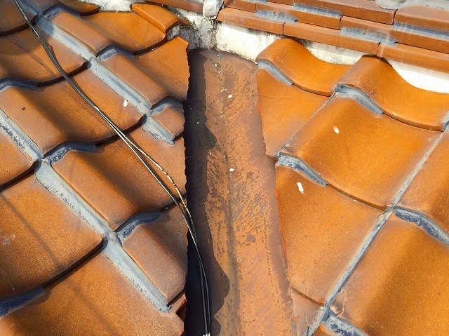 加西市　屋根補修工事　錆びた谷板金の様子