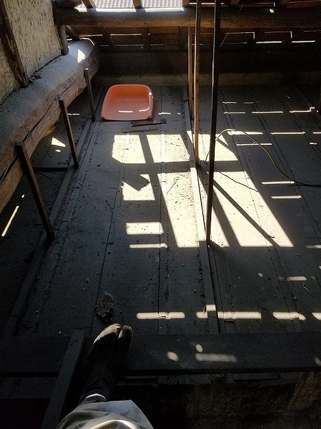 天井裏に入り、落ちた土まできれいに清掃