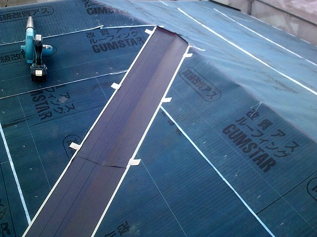 加古川市　屋根葺き替え　谷・棟の捨て板金