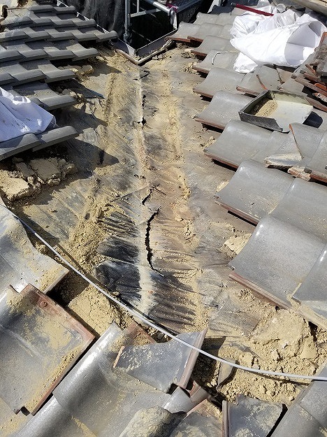 既存の谷板金と下地の状態を確認