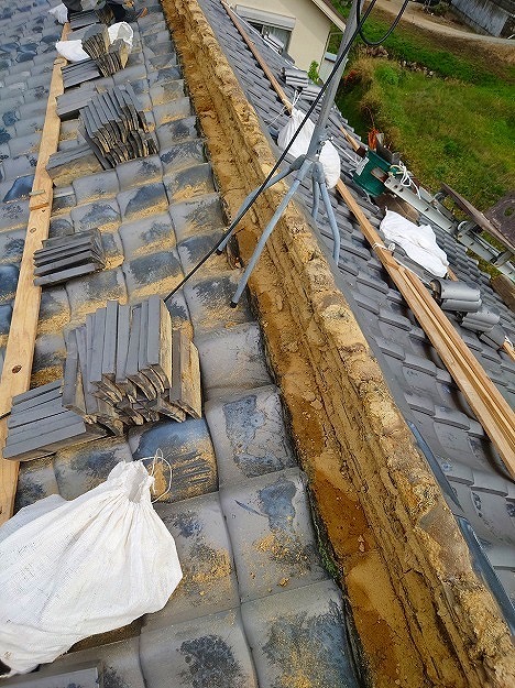 加古川市　屋根補修　旧棟土の露出