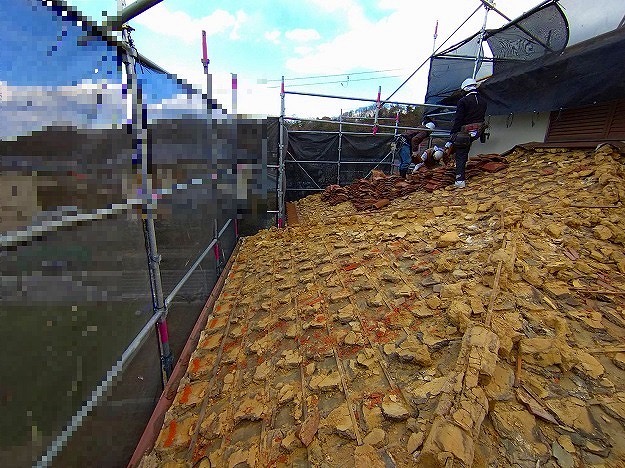 加古川市 屋根補修工事 ガルバリウム鋼板製棟包板金を順次かぶせて固定