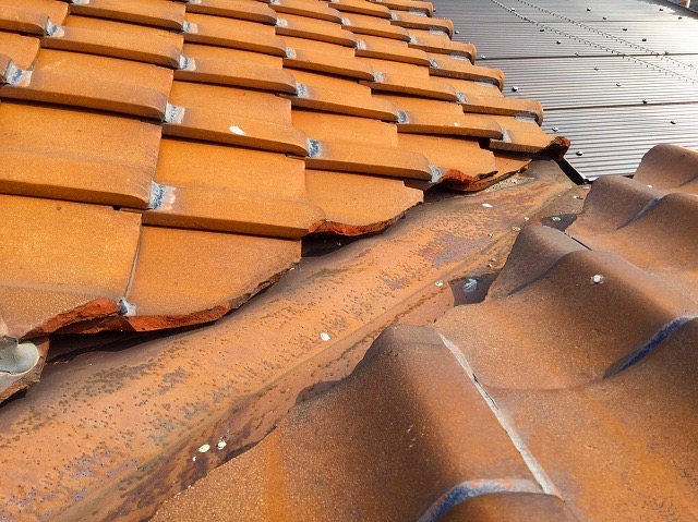 加西市　屋根補修工事　瓦際まで錆びが広がる谷板金