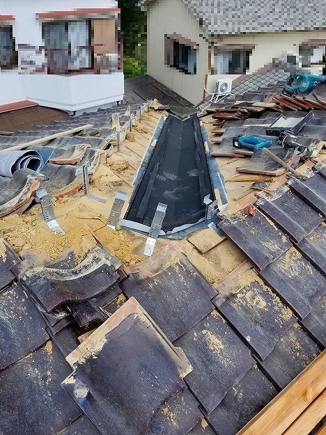 加古川市　屋根補修工事　ガルバリウム谷板金の取付