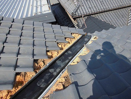 加古川市 谷板金修理 ガルバリウム谷板金の仮置き