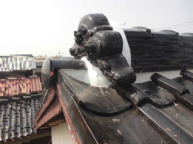 漆喰の本塗り作業（鬼瓦周辺）