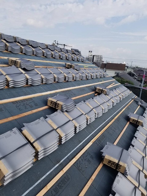 防水層の上で瓦を段取り良く荷揚げ・配瓦