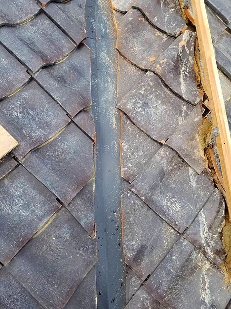 加古川市　屋根補修工事　谷シーラーにて面戸納め