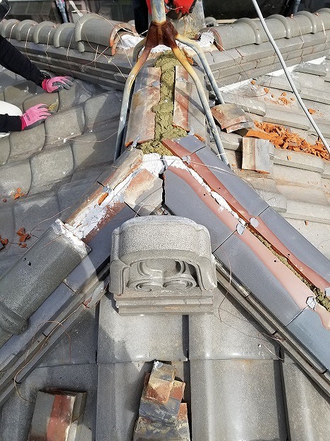 棟の再構築と熨斗瓦の積み直し