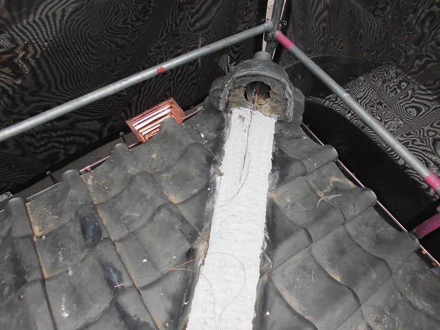 隅棟の積み直しと漆喰ラインの仕上げ