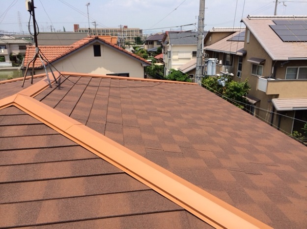 棟板金の取り付けと明るい色のアクセント