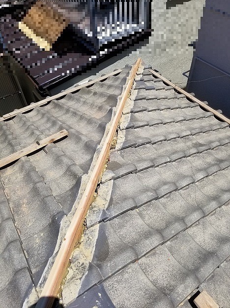 明石市　雨漏り修理、屋根材　紐丸瓦　谷　下地