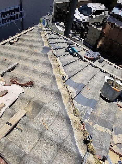 明石市　雨漏り修理、屋根材　紐丸瓦　谷　棟金具