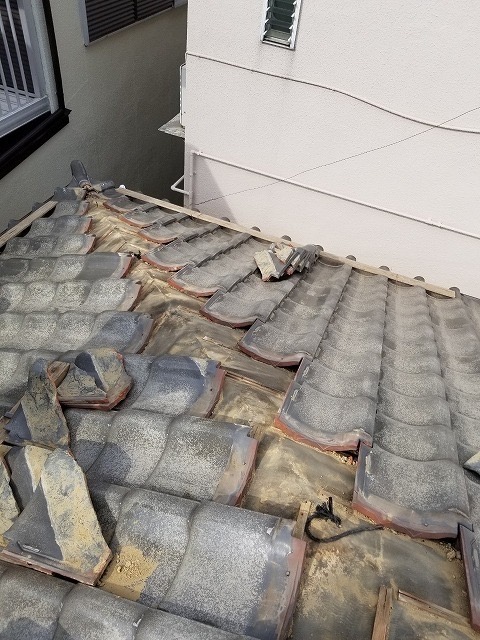 明石市　雨漏り修理、屋根材　紐丸瓦　谷　施工中
