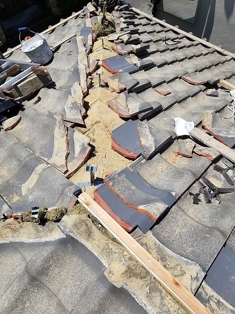 明石市　雨漏り修理、屋根材　紐丸瓦　谷