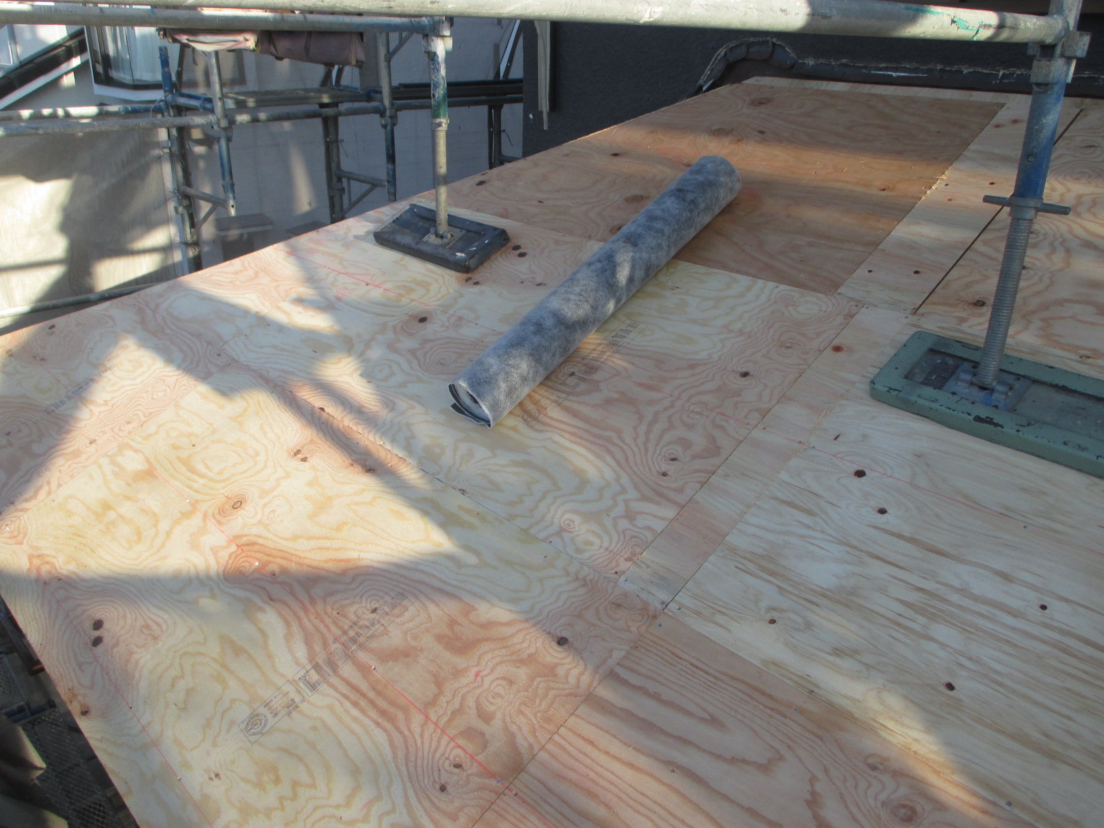 三木市の葺き替え工事における野地板施工