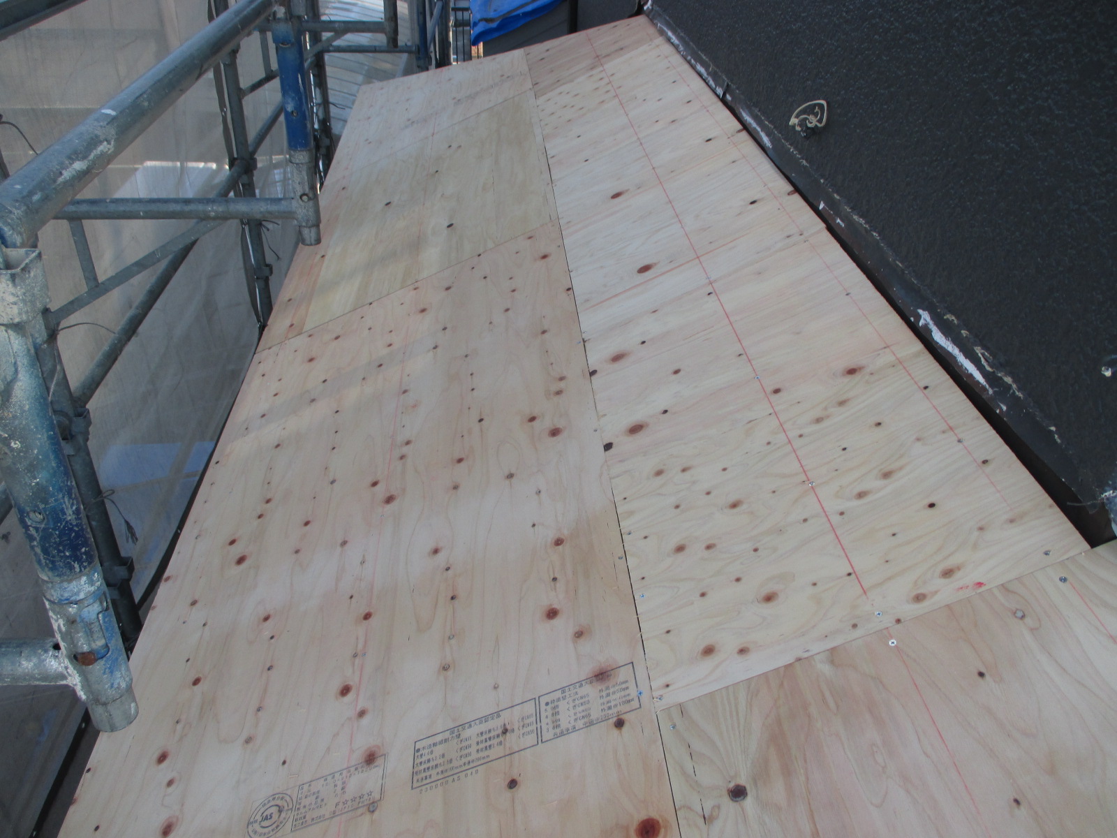 三木市の葺き替え工事で野地板コンパネ補強