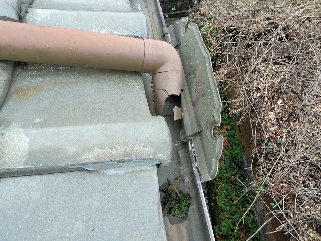 姫路市　下屋這い樋先端のエルボ破損