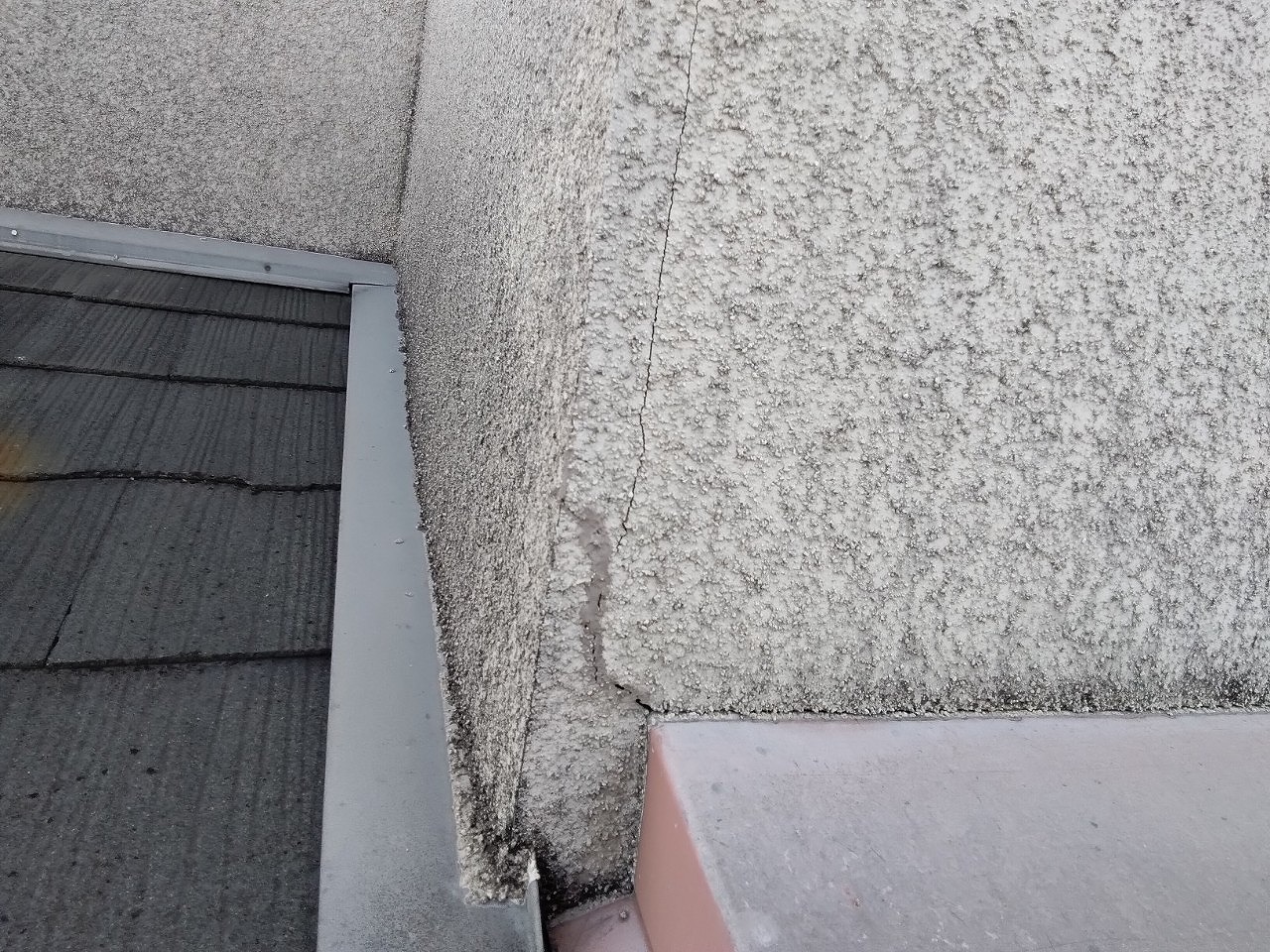 加古川市　天窓(トップライト)取り合い壁出隅　モルタルクラック