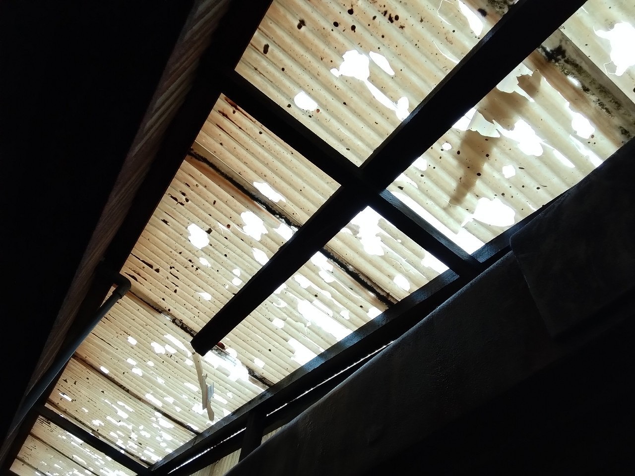 加古郡稲美町　雹災害　工場波板破穴開き