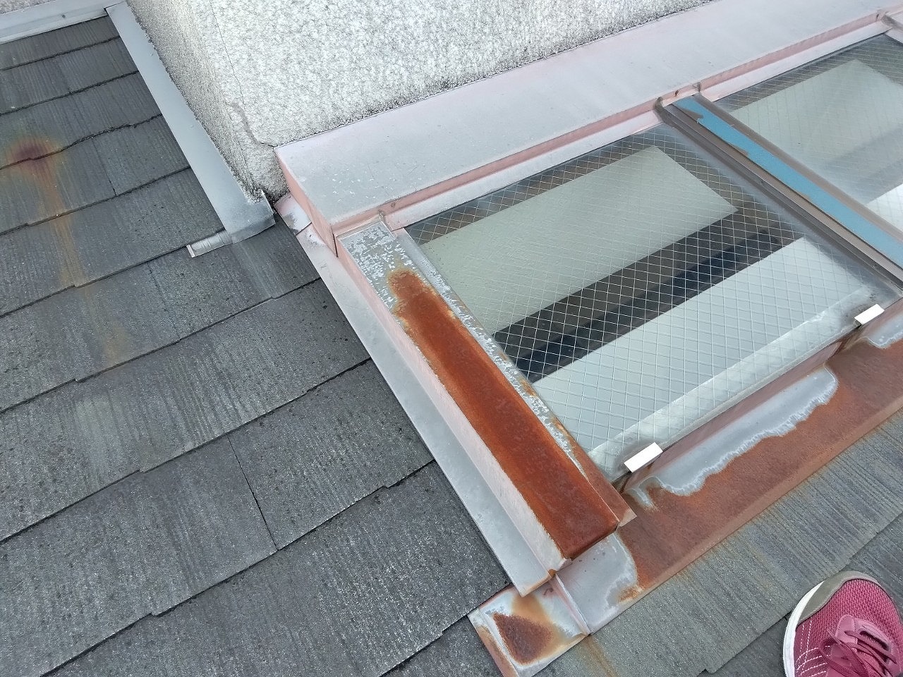 加古川市　天窓(トップライト)まわり漏水