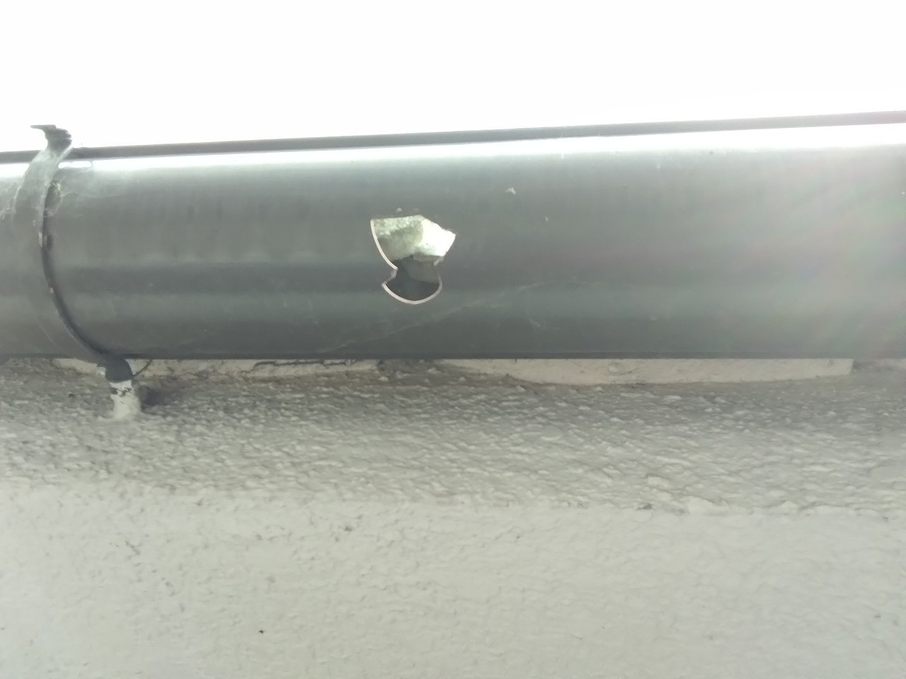 姫路市　雹被害　軒樋　貫通