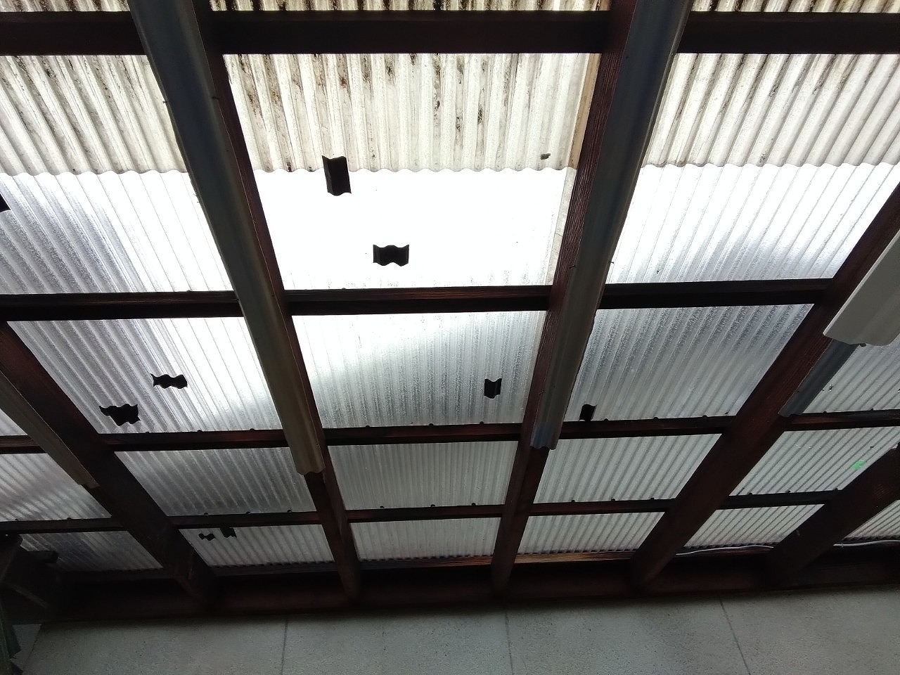 明石市　雹被害に遭った倉庫の波板