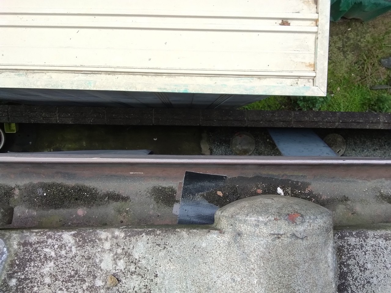 姫路市　雹被害　軒樋防水テープで養生