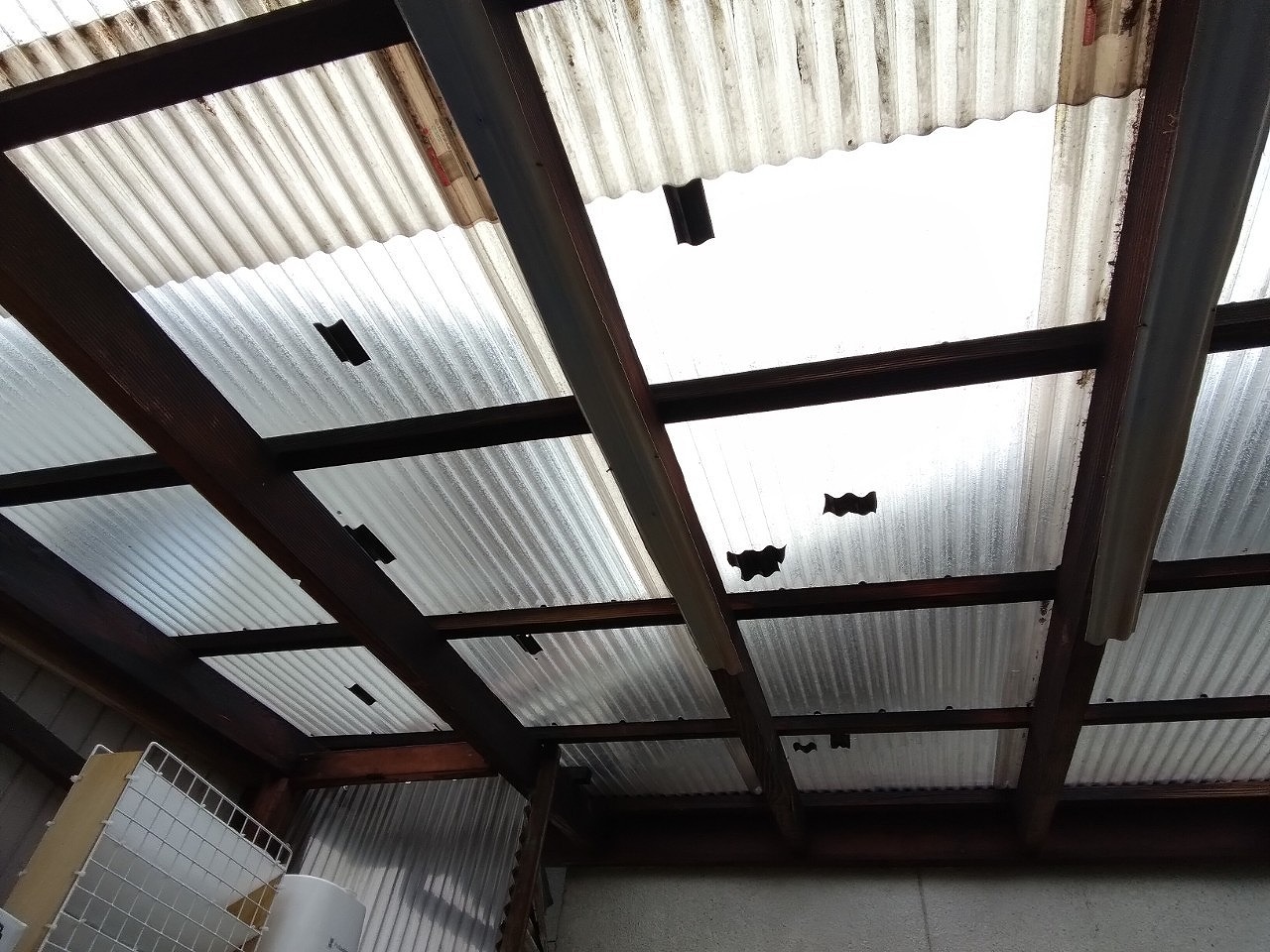 明石市　雹被害に遭った倉庫のナミイタ