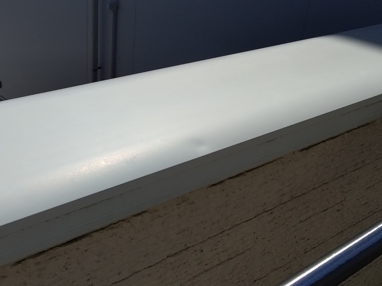 加古川市　雹被害　ベランダ笠木へこみ