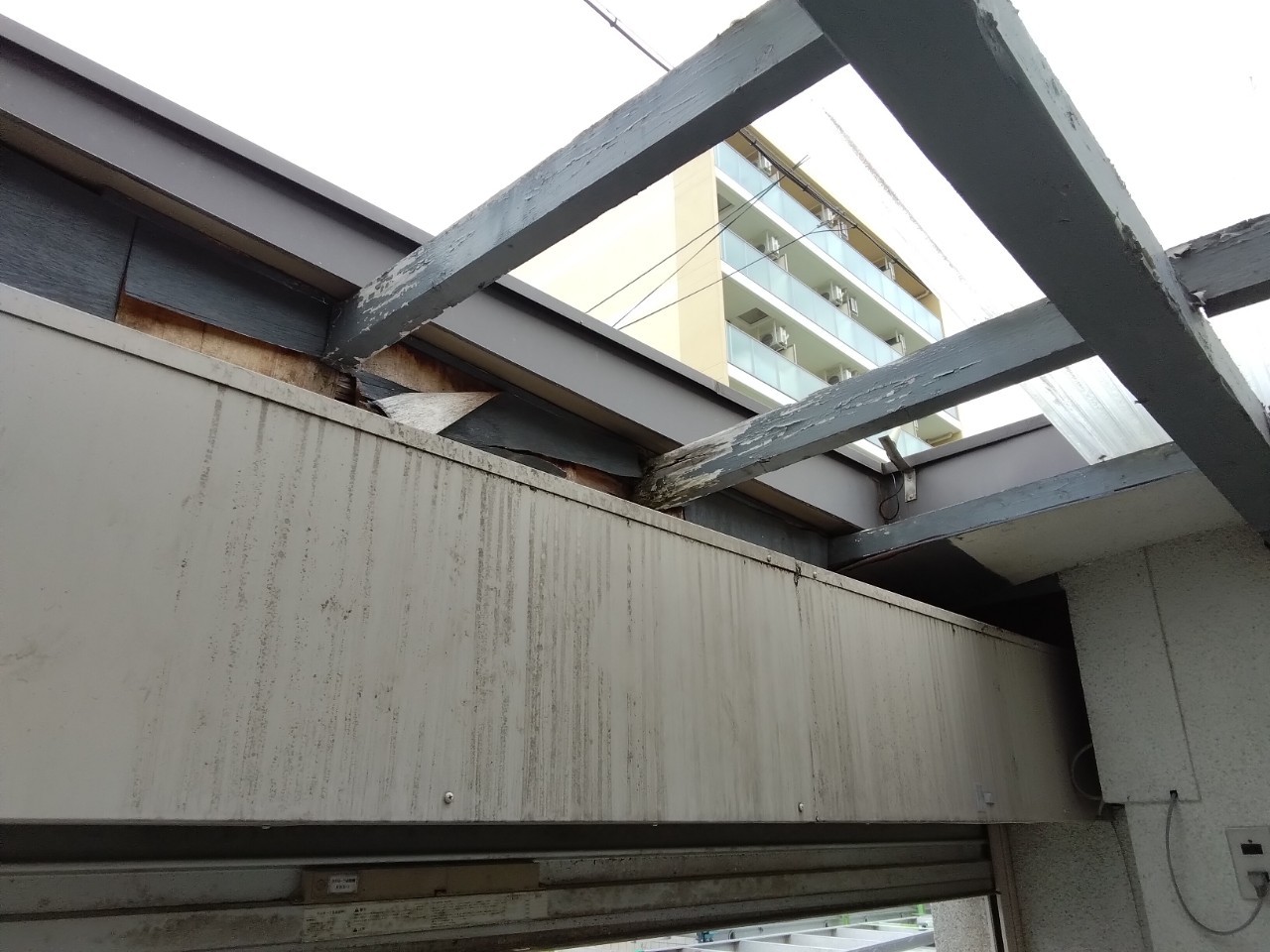 加古川市　ガレージ内部　ナミイタ飛散して木材劣化