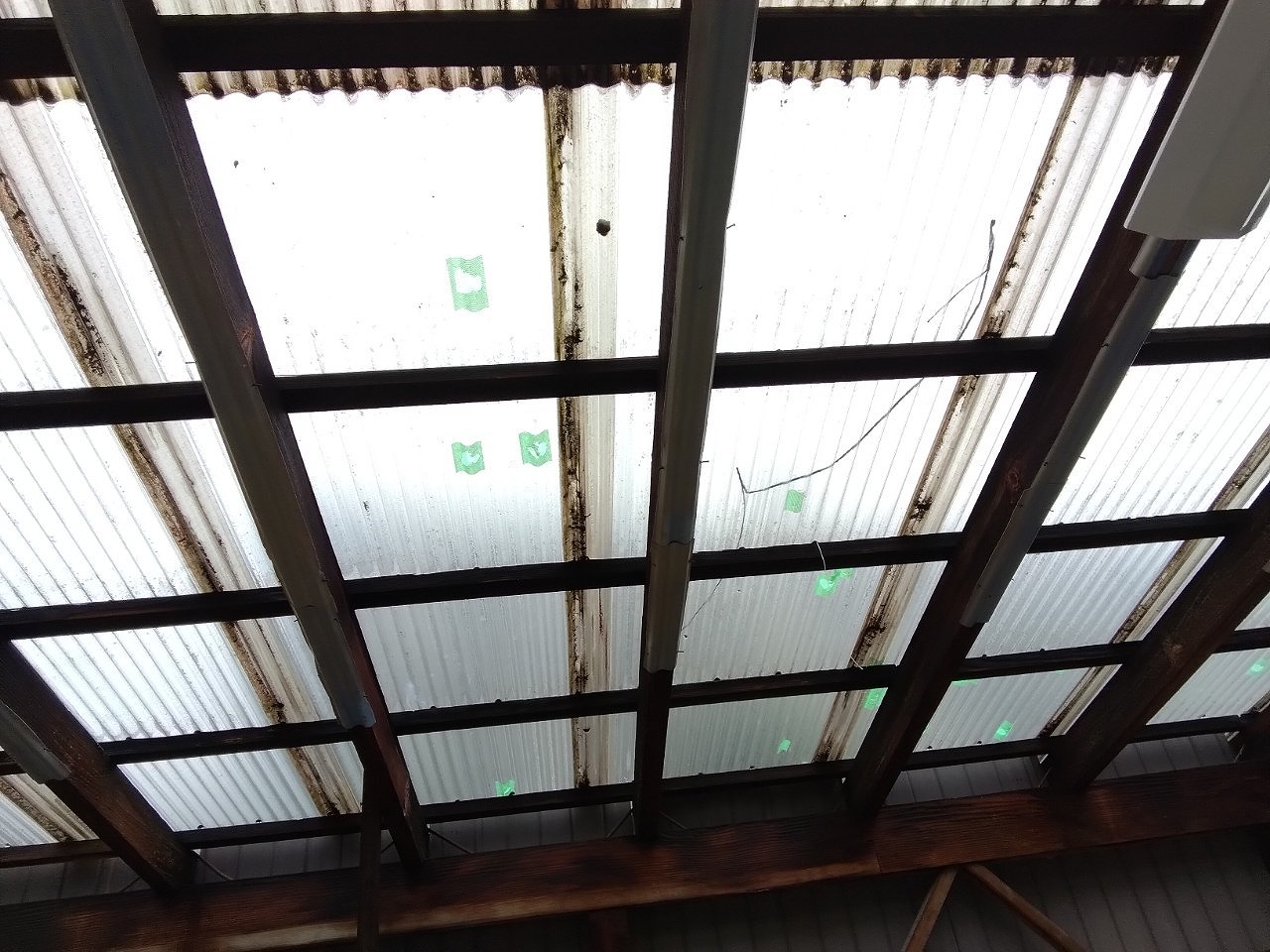 明石市　雹災害に遭った倉庫のナミイタ