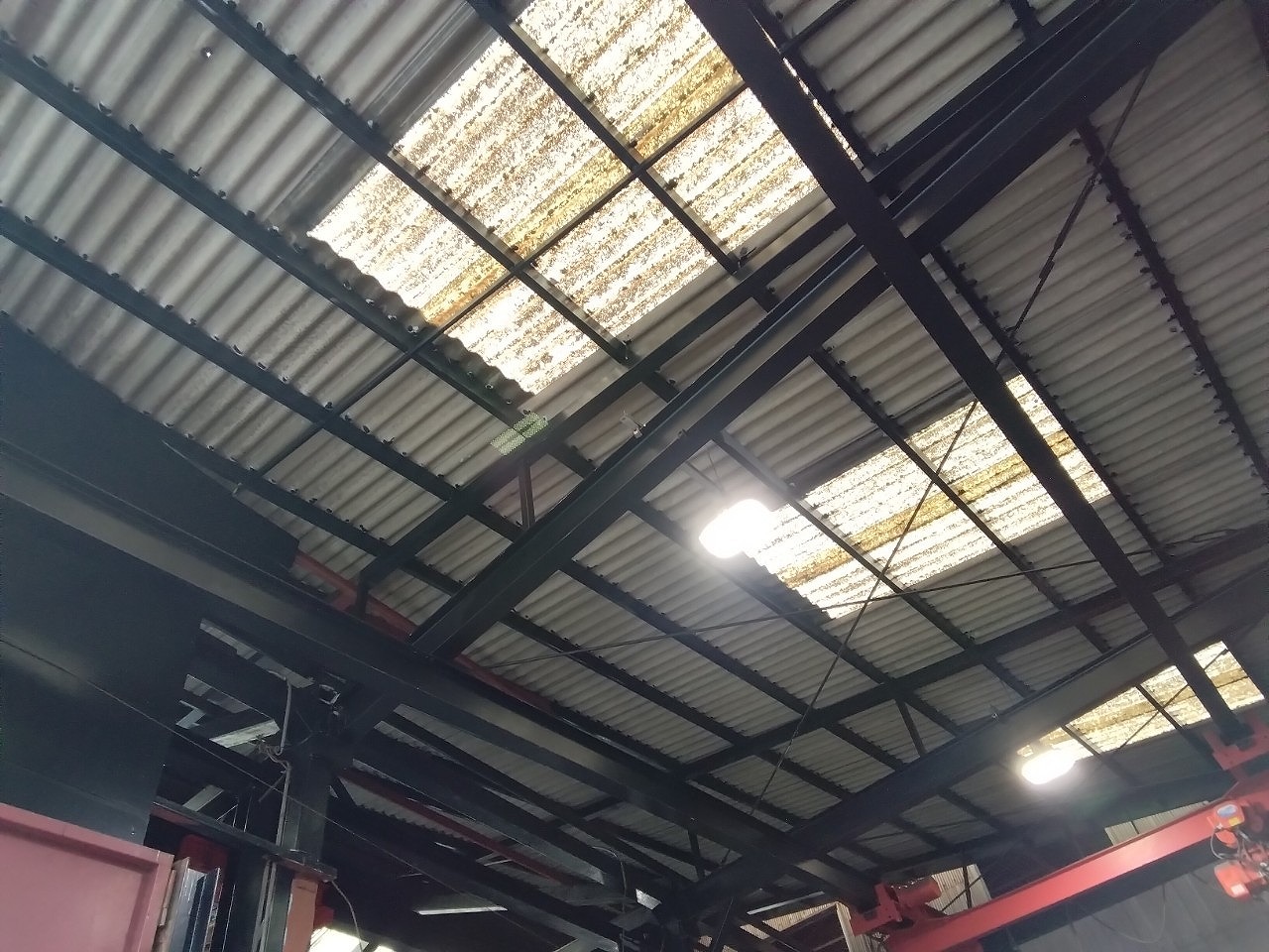 加古郡稲美町　雹害　工場明り取りに被害