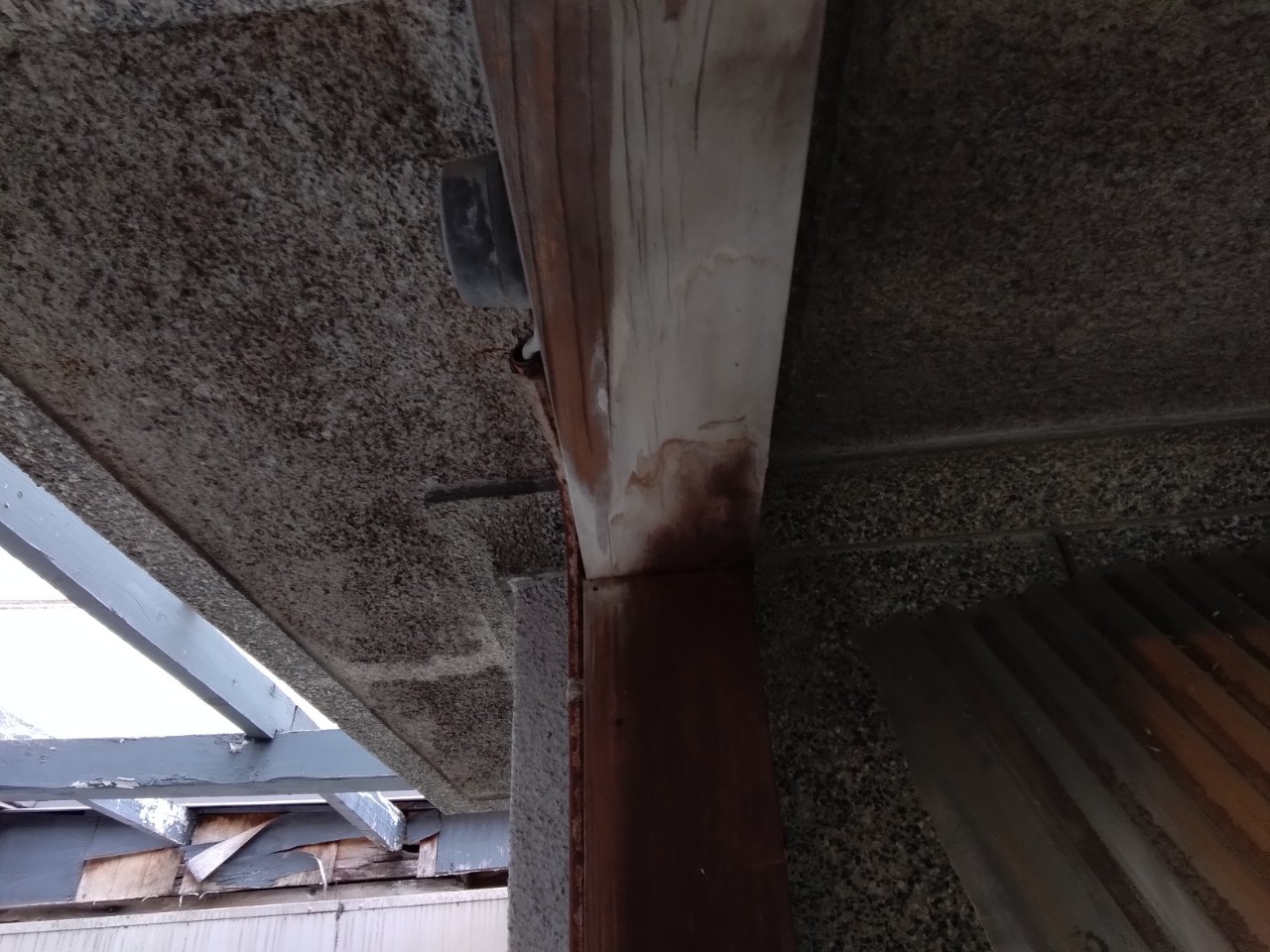 加古川市　ガレージに雨水侵入