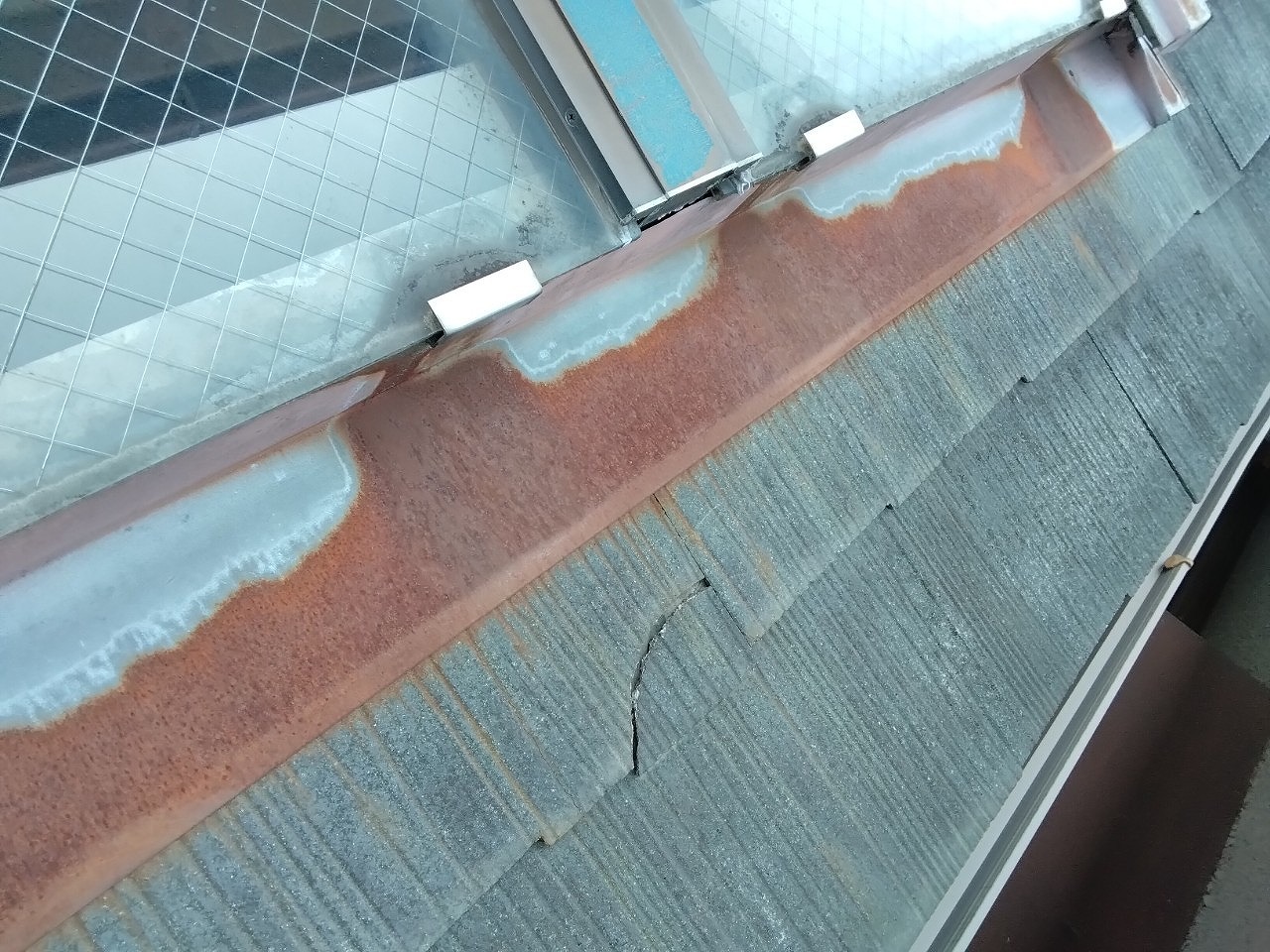 加古川市　天窓下部　カラーベスト　割れ