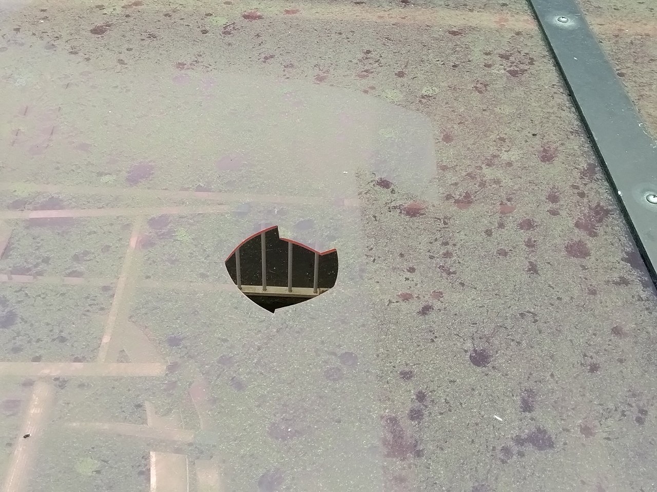 姫路市　カーポートのポリカーボネート屋根材　穴開き