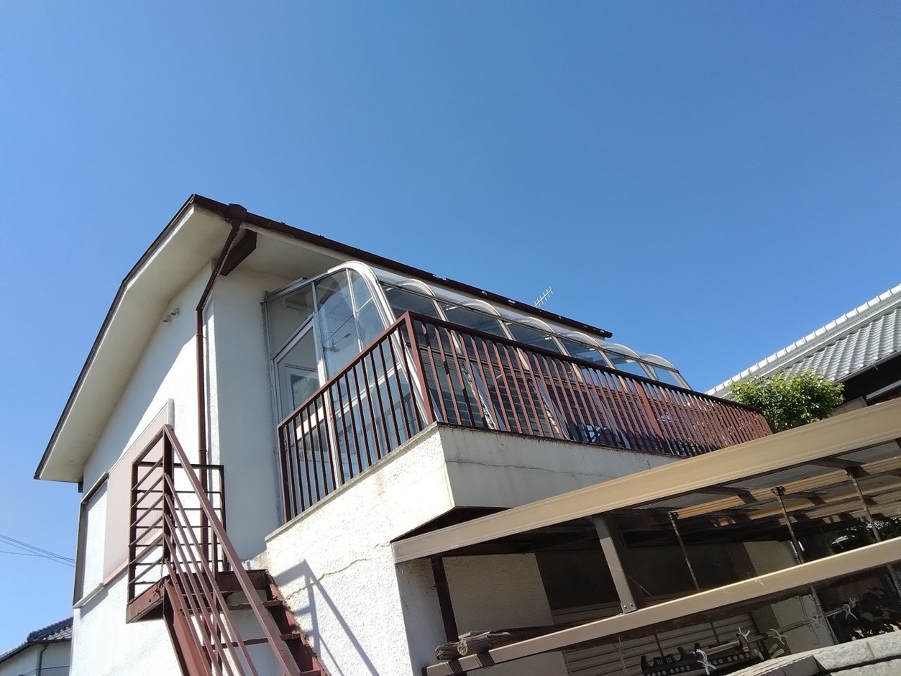 高砂市　ベランダアクリル屋根材上　軒樋　穴あき