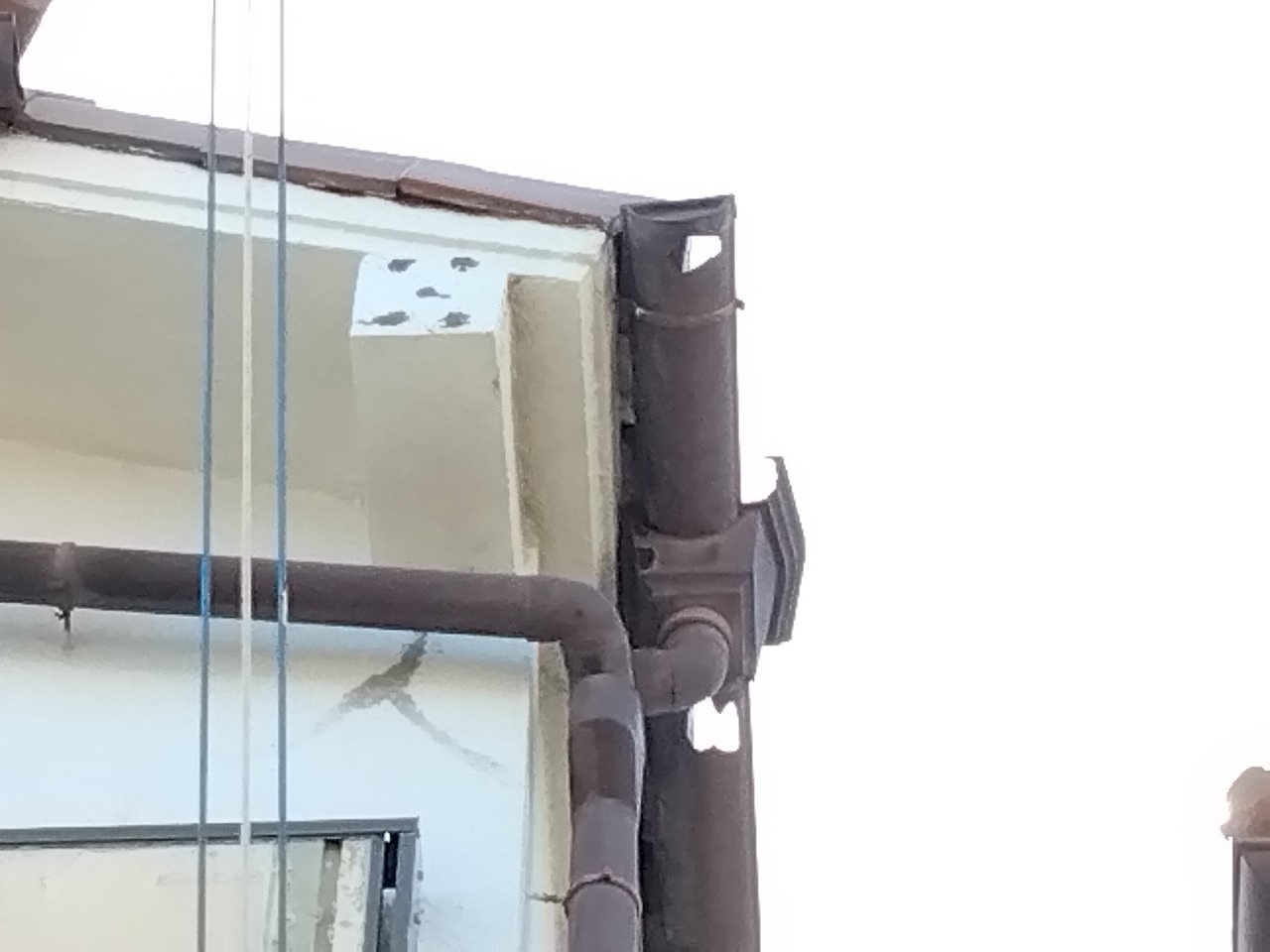 神戸市西　雹被害　集水器の横の軒とい(半丸)穴開き