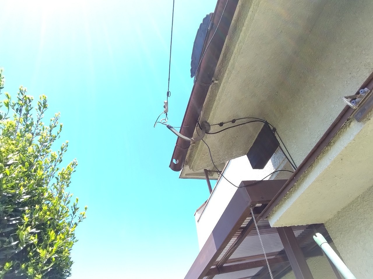 明石市　ひょう災害　雨樋の軒樋(半丸)貫通