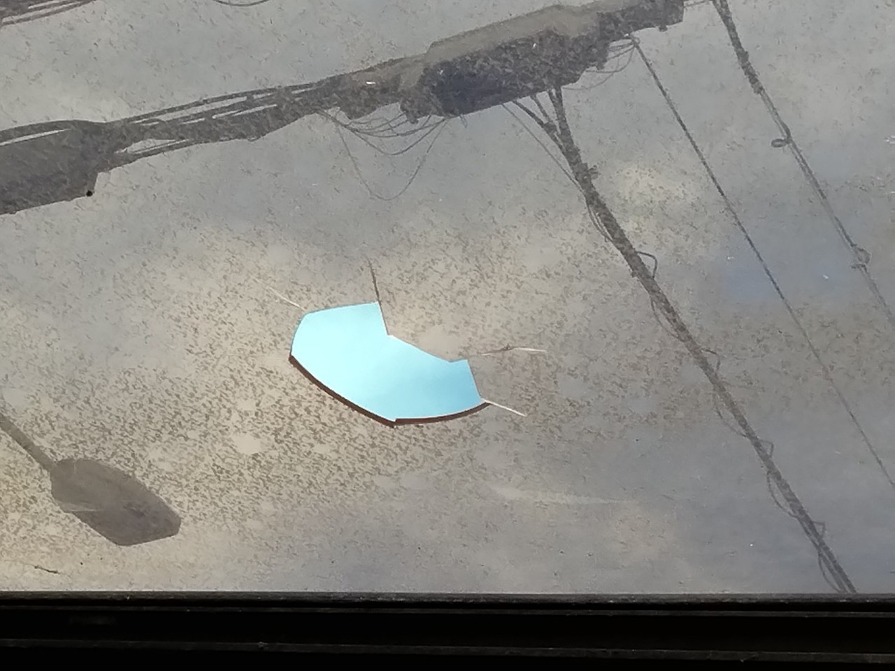 姫路市　カーポートのポリカーボネート　ゴルフボールくらいの穴開き