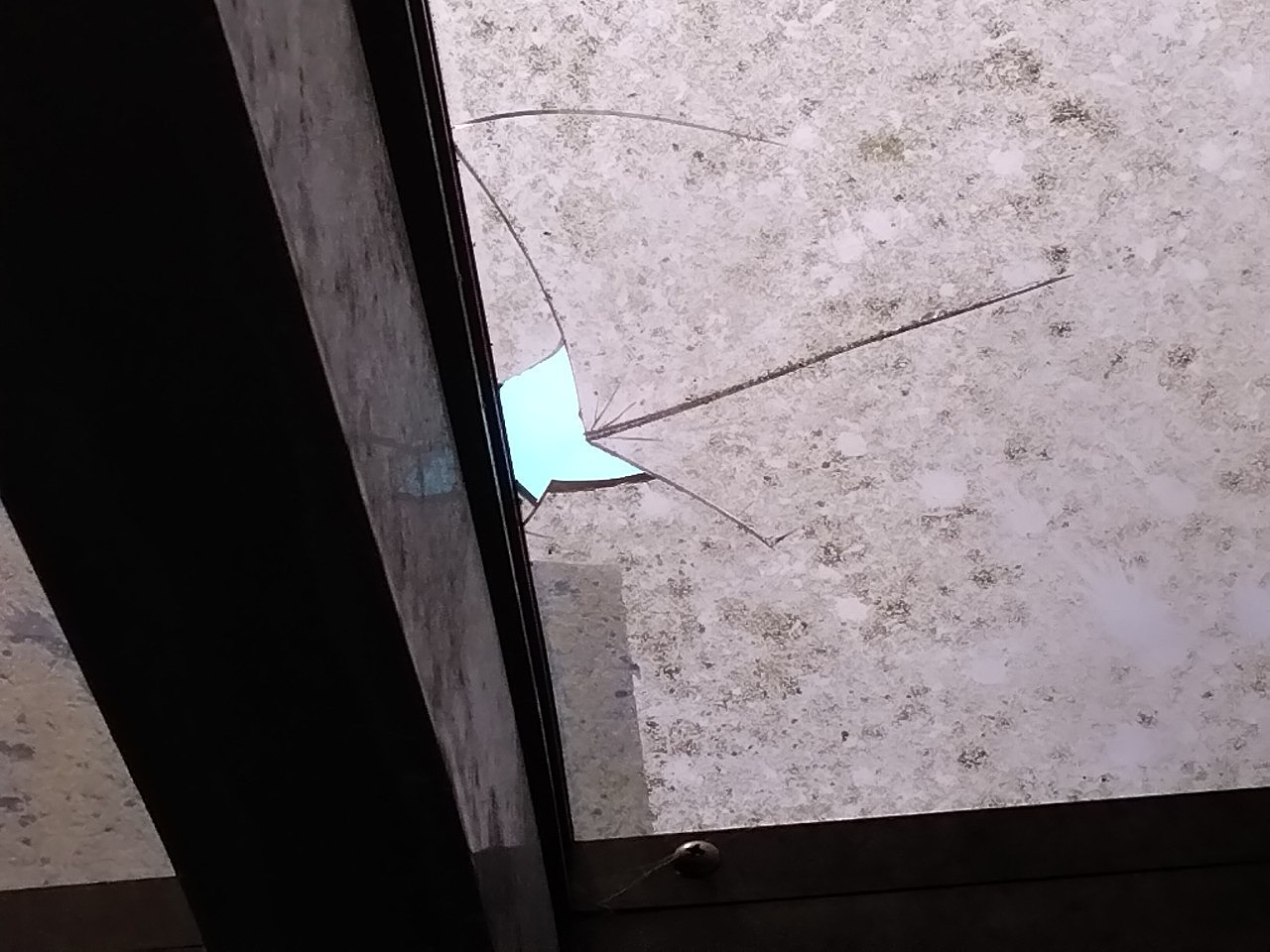 姫路市　カーポートのポリカーボネート雹被害