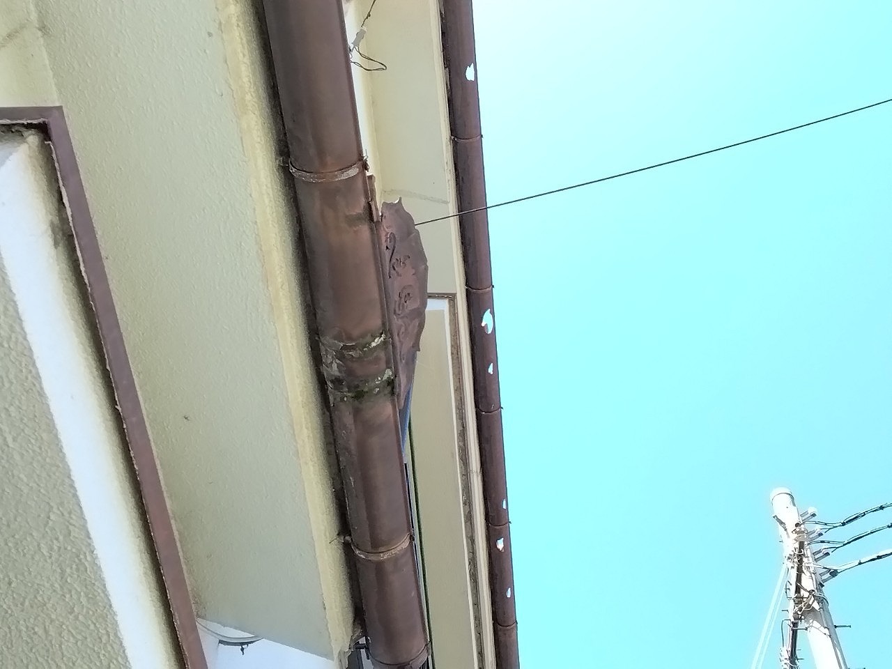 神戸市西　雹被害　軒とい穴開き