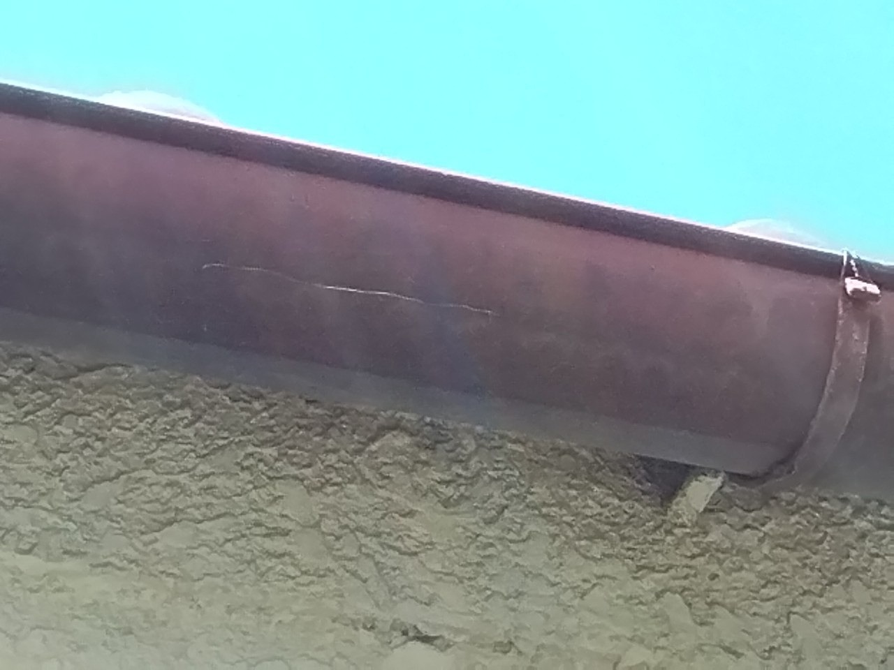 明石市　ひょう災害　雨樋の軒樋(半丸)亀裂